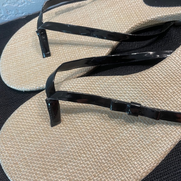 Ann Taylor Loft Sandals Black Patent Bow Thongs Size 7 Women's - Picture 3 of 4